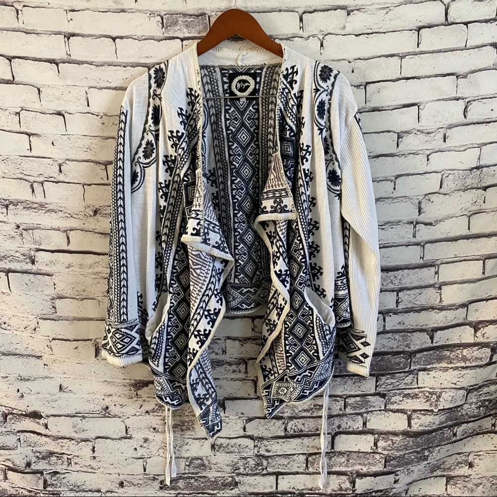 Women's Navy and White Patterned Sweater